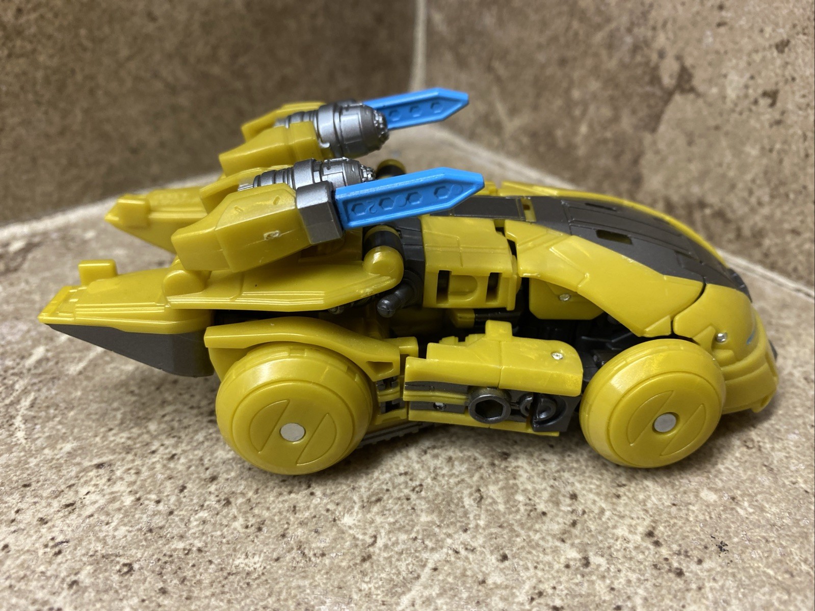Hasbro Transformers One Studio Series B-127 Bumblebee Deluxe Class 18 Steps