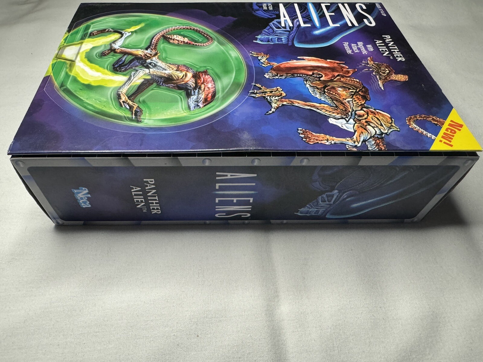 NECA Aliens Ultimate Panther Alien Action Figure w/ Magnetic Kamikaze Parasite