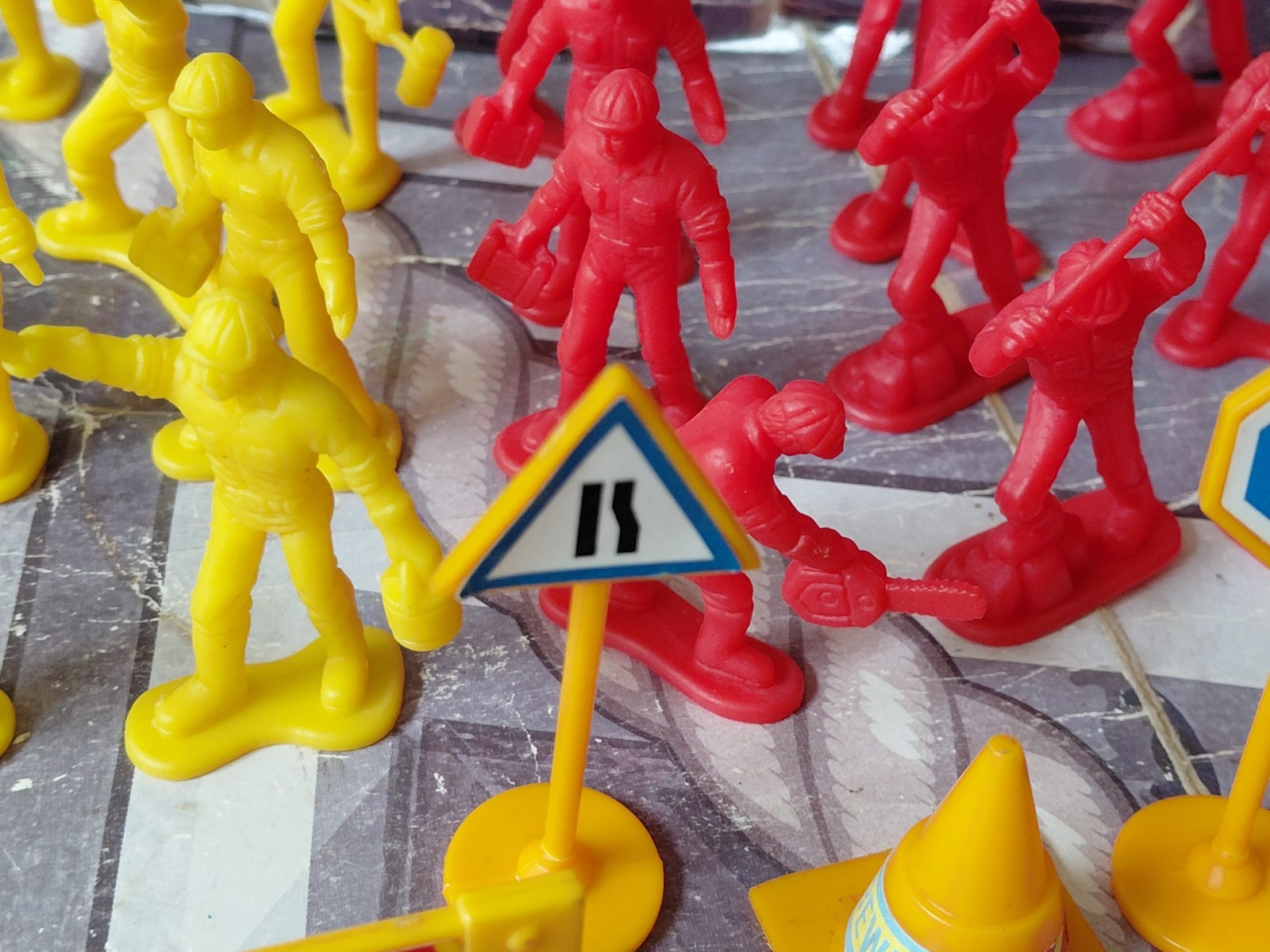 plastic construction workers & equipment 1/32 scale lot