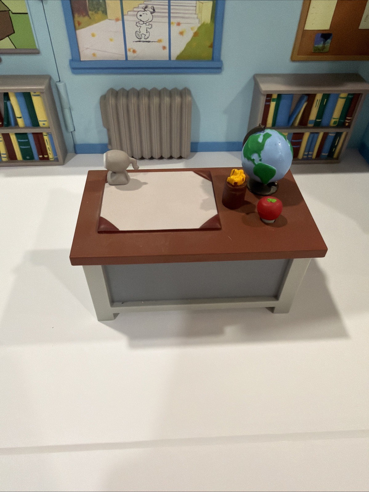 Peanuts – The Classroom Environment Plus Accessories – Desk Tested And Works!