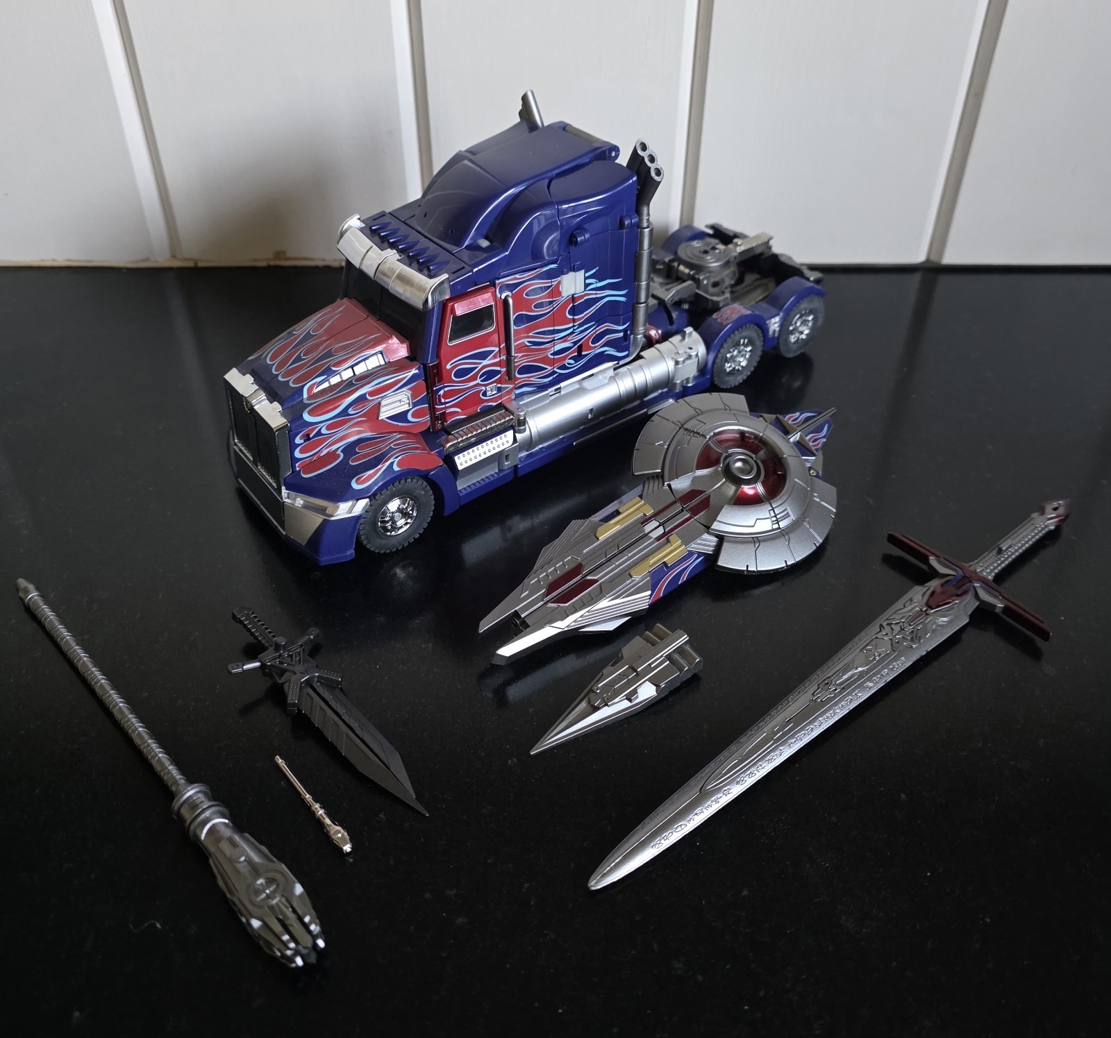 Unique Toys Challenger UTR-02 Optimus Prime – Reissue Version (New Head)