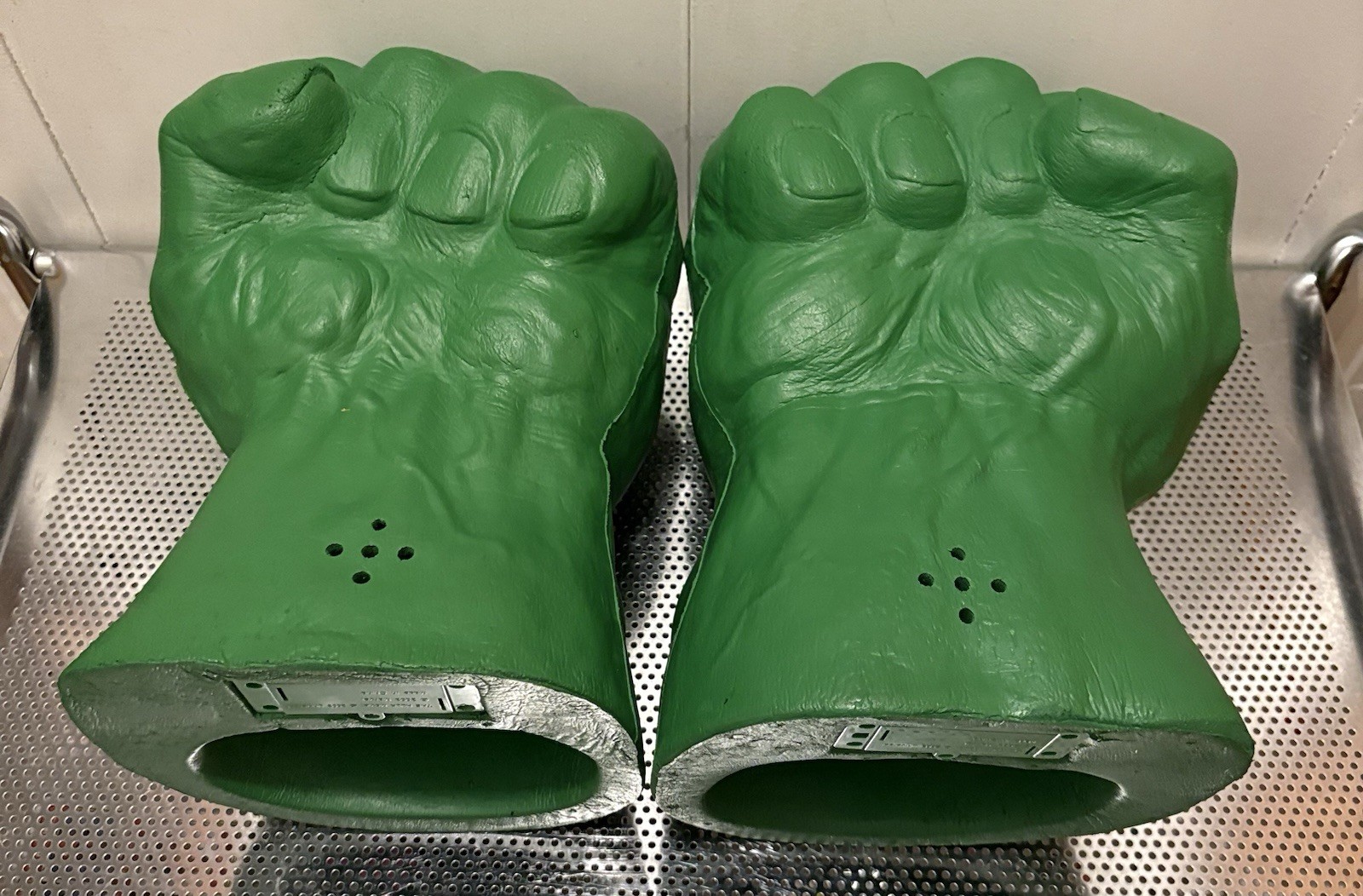MARVEL 2003 Incredible Hulk Foam Smash Fist Hands Pair Gloves W/ Sound WORKING!