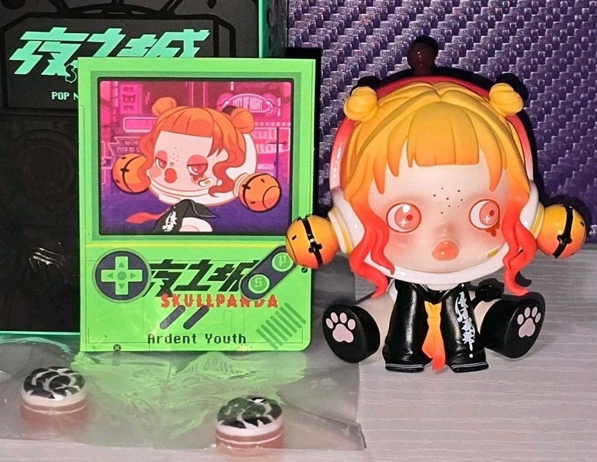 POPMART SkullPanda City of Night Series- « ARDENT YOUTH » w/Box +Card DISCONTINUED
