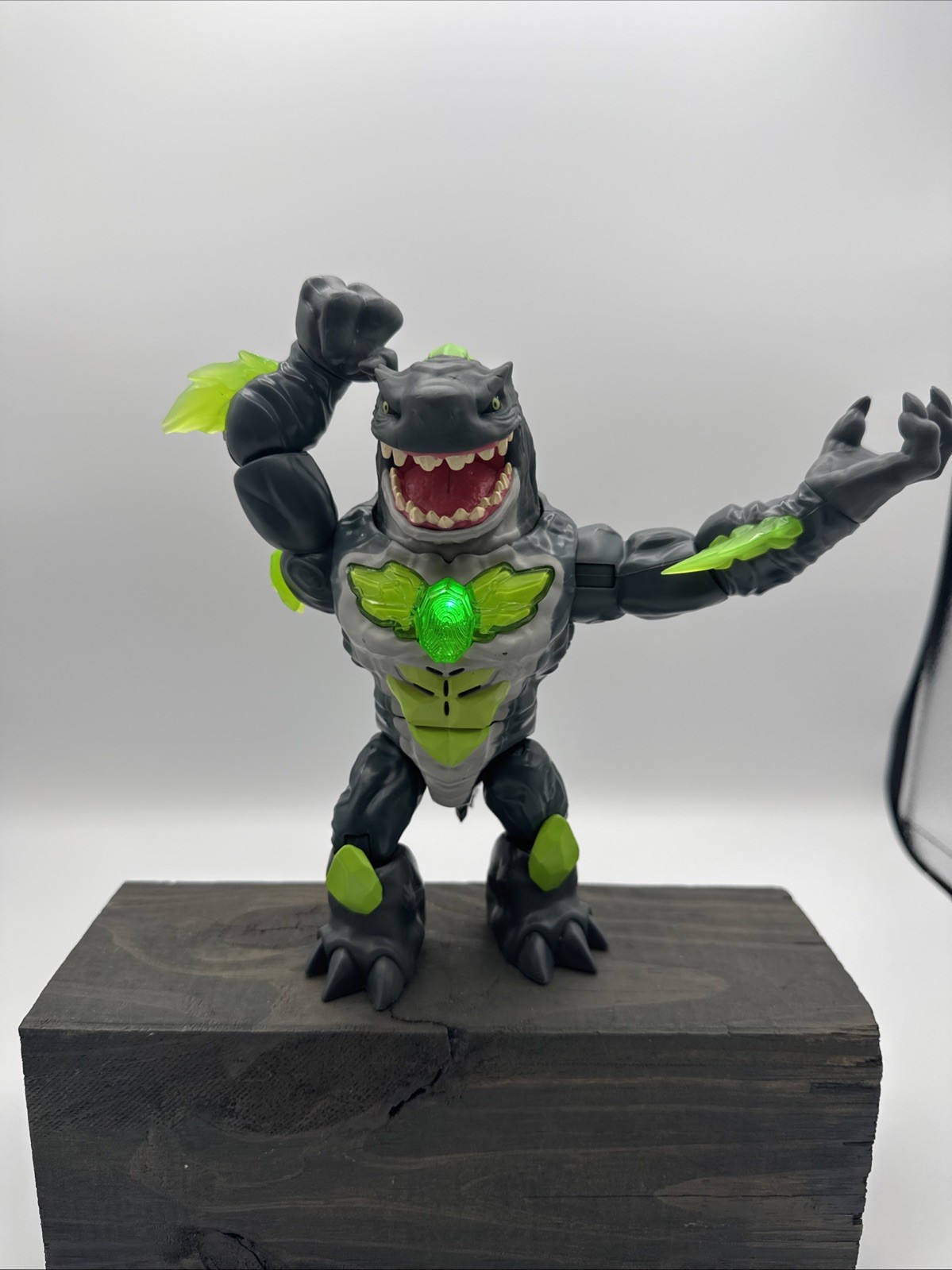 Beast Lab Shark Beast Creator Experiment 8&Prime; Action Figure Light and Sound WORKS