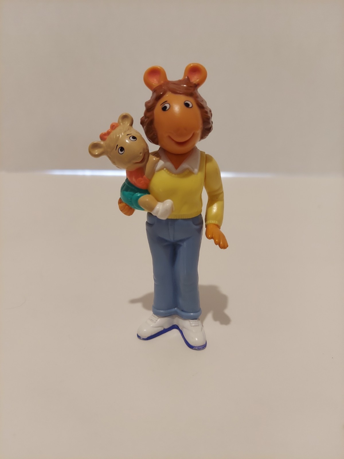 Vintage PBS Kids Arthur Action Figure Toy Aardvark Mom Holding Kate 4.5&Prime; 1996