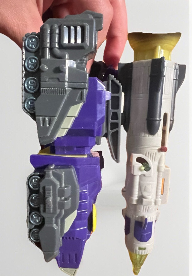2004 TRANSFORMERS UNIVERSE ULTRA CLASS SOUNDWAVE WITH SPACE CASE COMPLETE