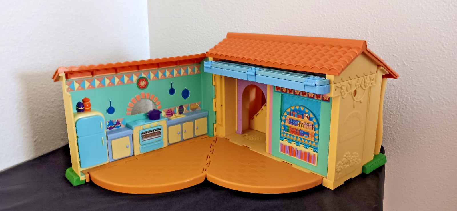 DORA THE EXPLORER TALKING DOLL HOUSE INCLUDES DORA, MAMI, PAPI & SOFA 200 NEW