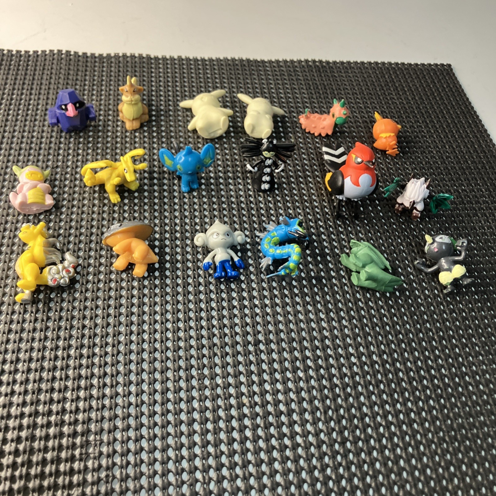Lot of 18 Pokemon Mini Figures Gothitelle Fletchinder Shinx Charizard