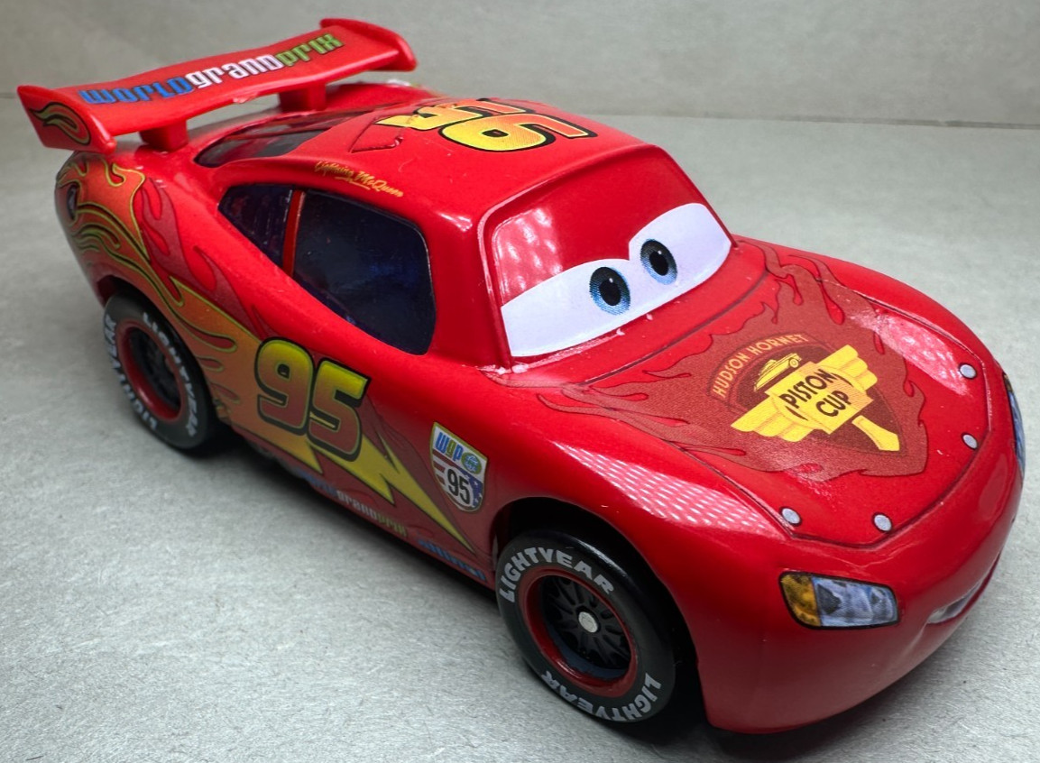 Disney Pixar Cars 2 WGP Lightning McQueen Diecast 1:55 FC Piston Cup