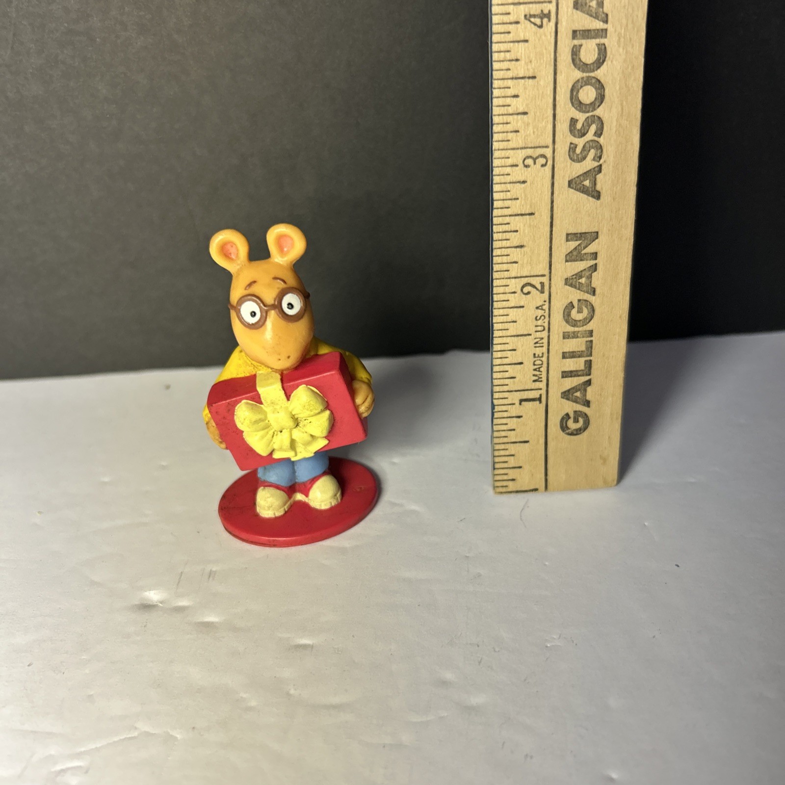 Vintage 1997 Marc Brown&rsquo;s PBS Arthur Holding Gift Box Present PVC Figurine Toy