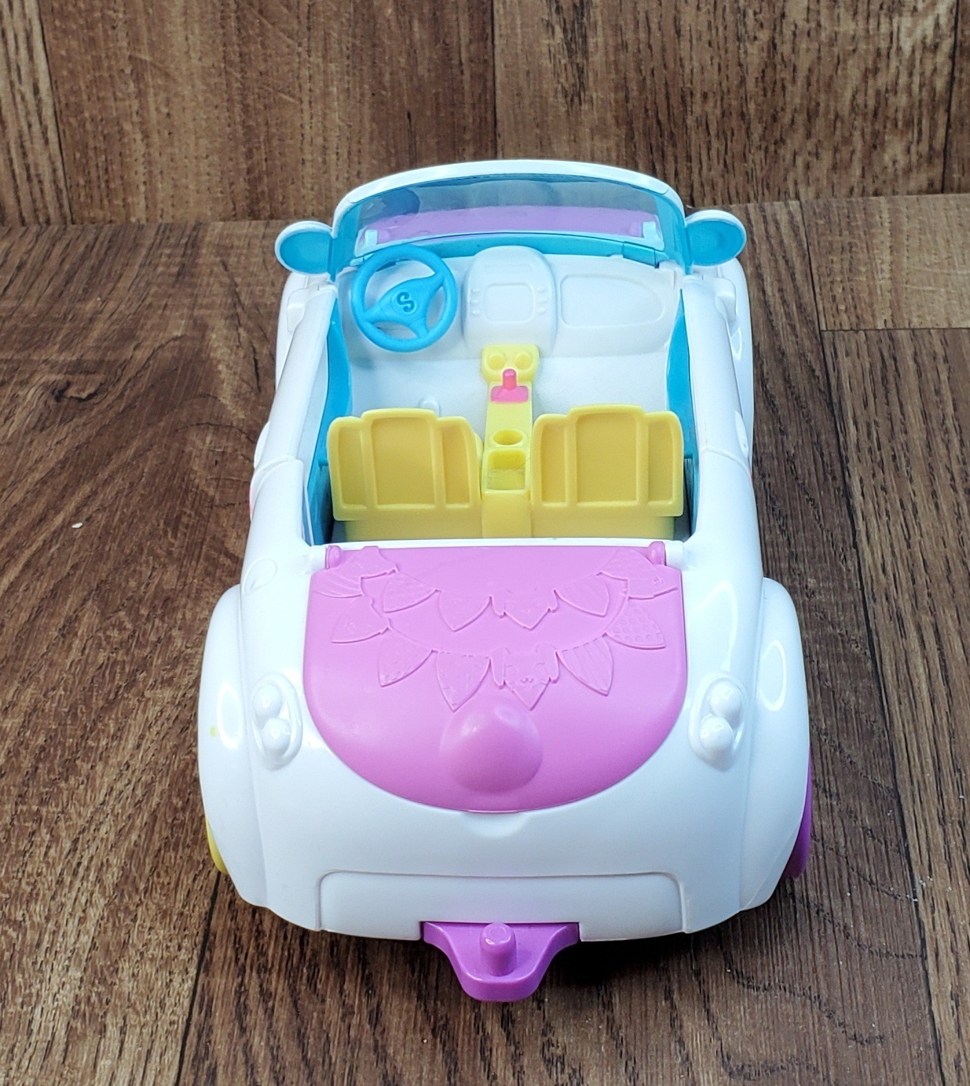 Shopkins Happy Places Rainbow Beach Convertible Rainbow Car and Accessories