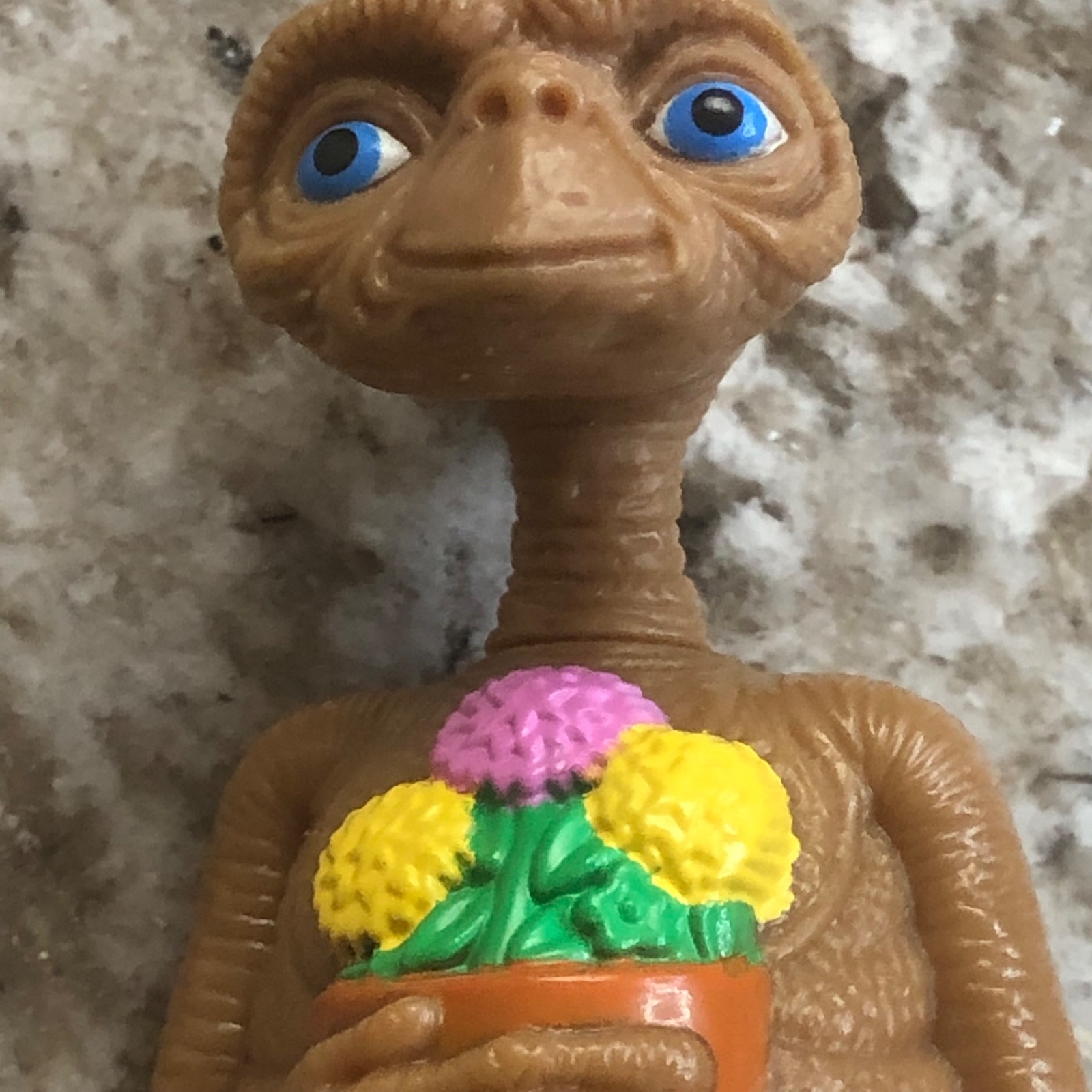 Vintage 1982 E.T. Extra Terrestrial Wind Up Toy Alien Holding Flowers Works