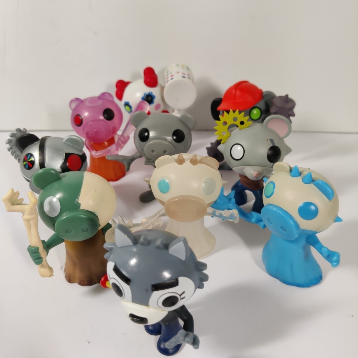Roblox Piggy Mega 10 Pack Series 2 Mini Action Figures + 1 S1 Lot of 10 Minifigs