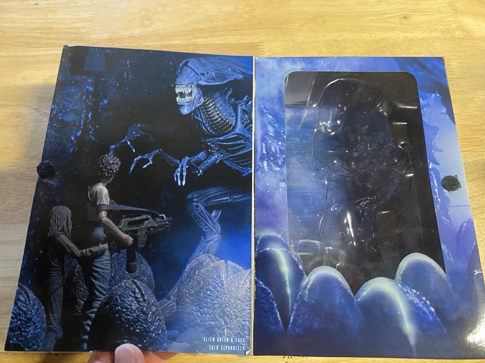 NECA- Aliens : Alien Queen / “Resucing Newt” *Complete With Original Packaging*