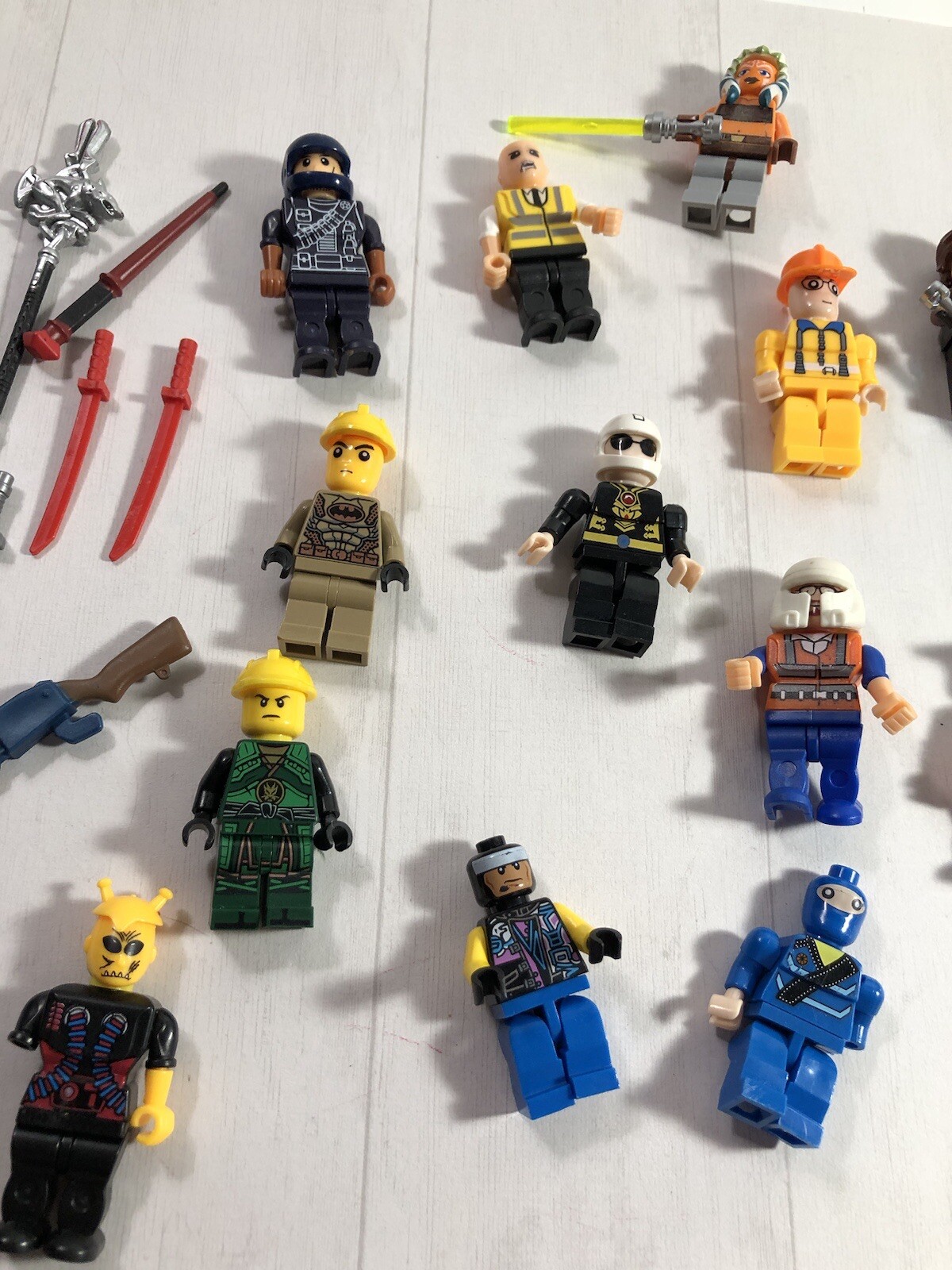LEGO MINIFIG PEOPLE 13 From Galaxies Far Away Plus Assorted Weapons