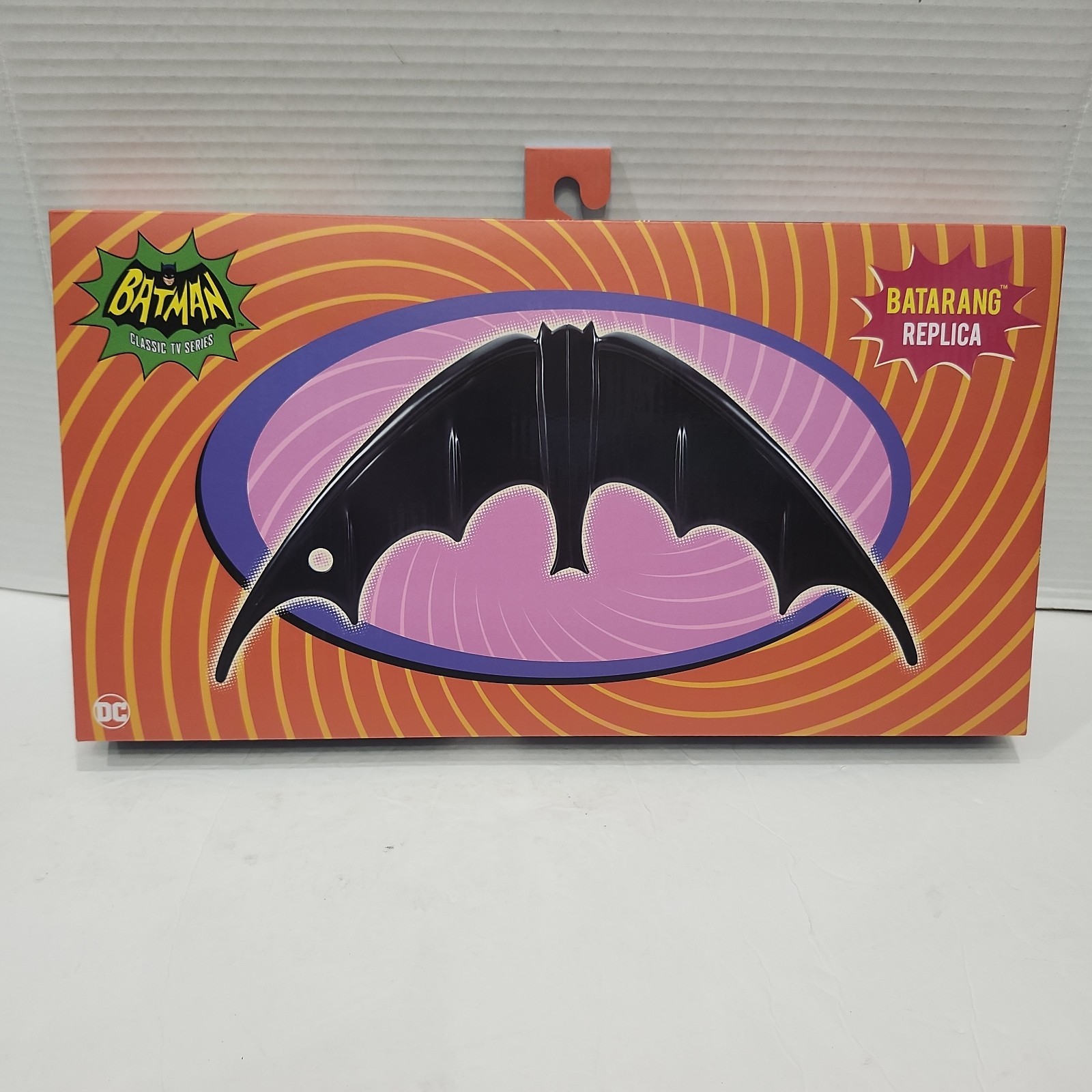 NECA Batman (1966 Classic TV Show Series) Replica – BATMAN Batarang Adam West