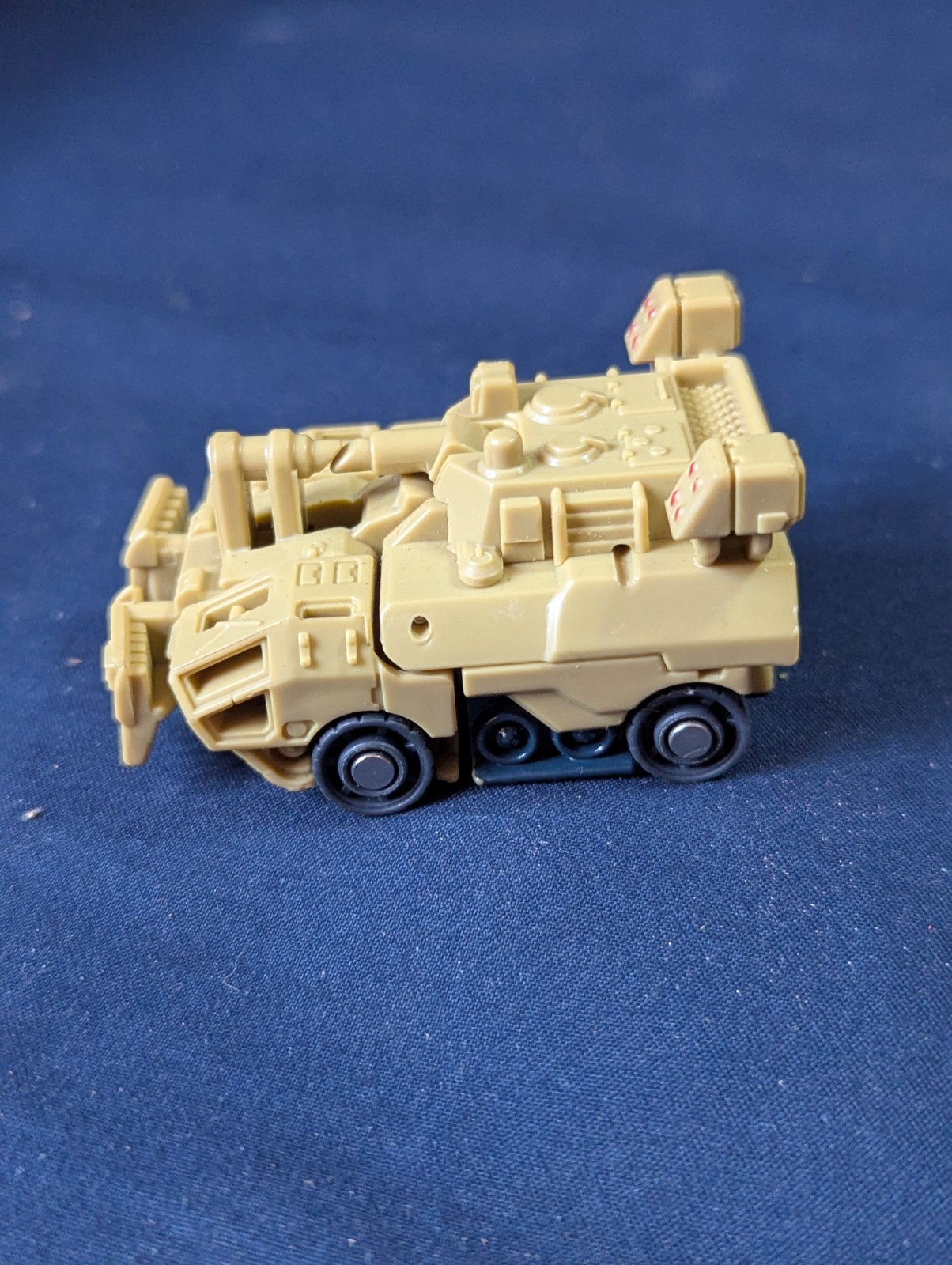 2011 Hasbro Tomy Transformers Bee Cool Tank 1 Step V2976A