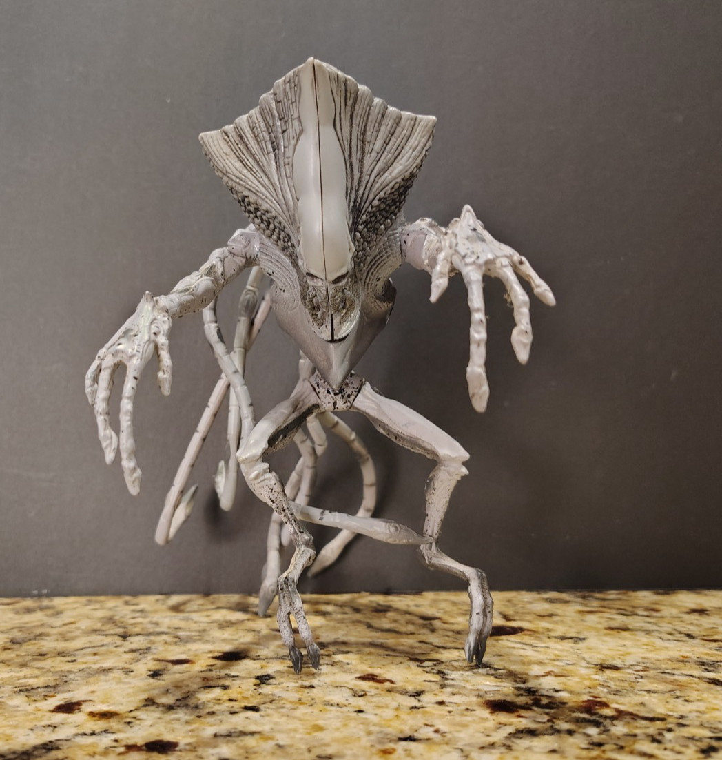 Aliens Supreme Commander GRAY Ver 1996 ALIENS Trendmasters LOOSE w Inner Figure