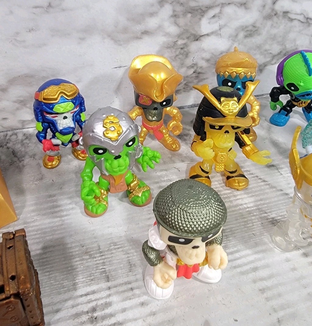 Treasure X Figures & Accessories Lot – Skeleton Pirates, Aliens Gold Weapons