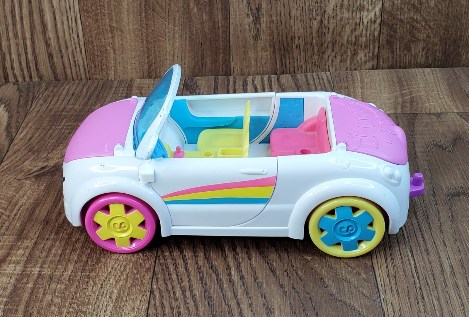 Shopkins Happy Places Rainbow Beach Convertible Rainbow Car and Accessories