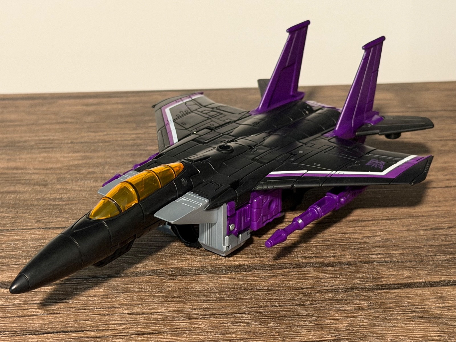 Transformers War for Cybertron: Earthrise Voyager Skywarp and…
