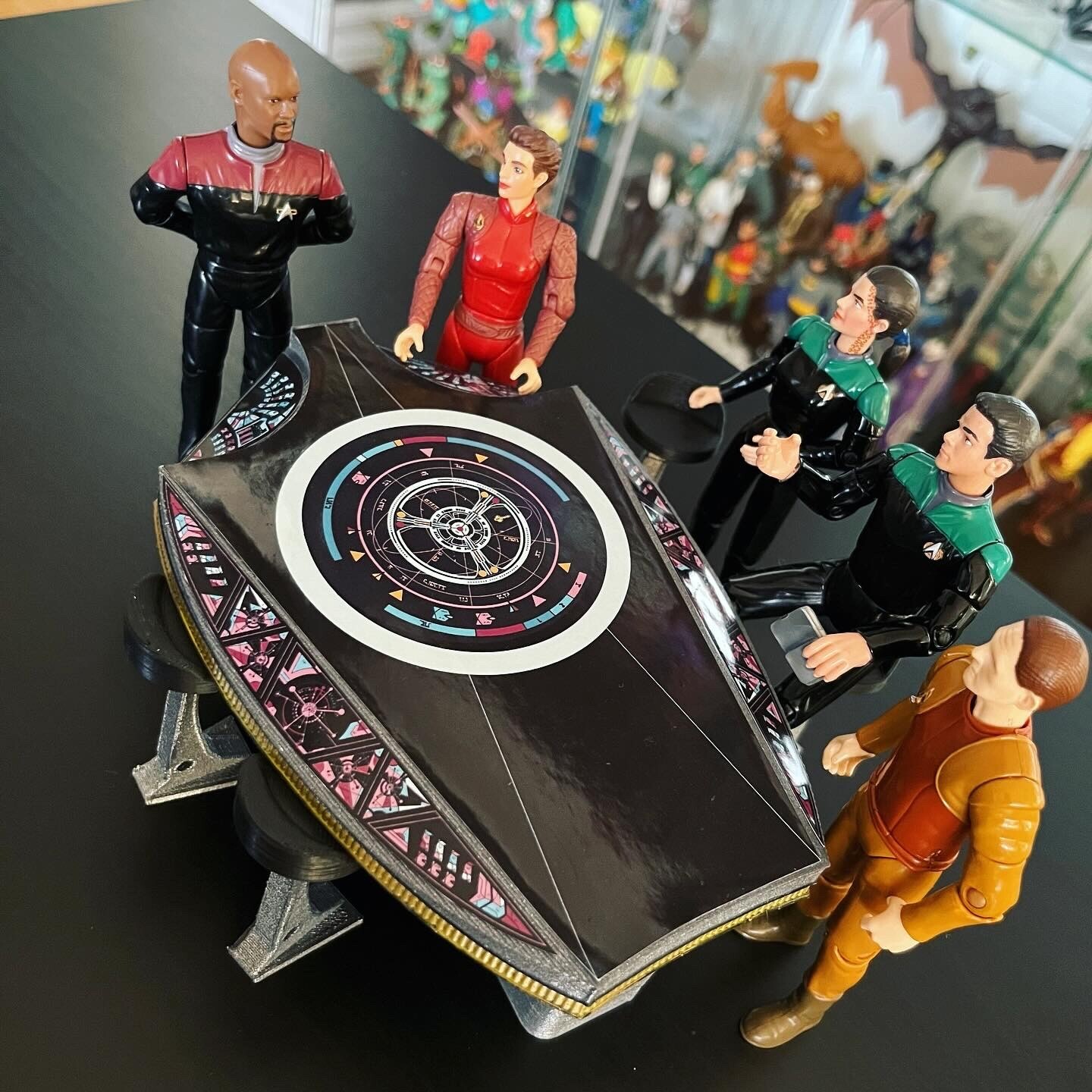 Deep Space Nine OPS-Table & Chairs for 4.5 in Figure Diorama