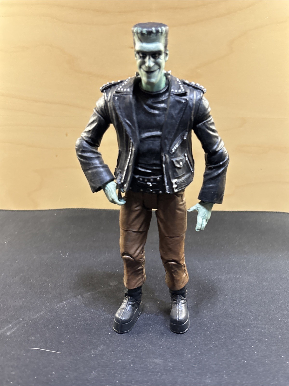 Diamond Select The Munsters Diorama Stairs BAF Uncle Gilbert Build A Figure SPOT
