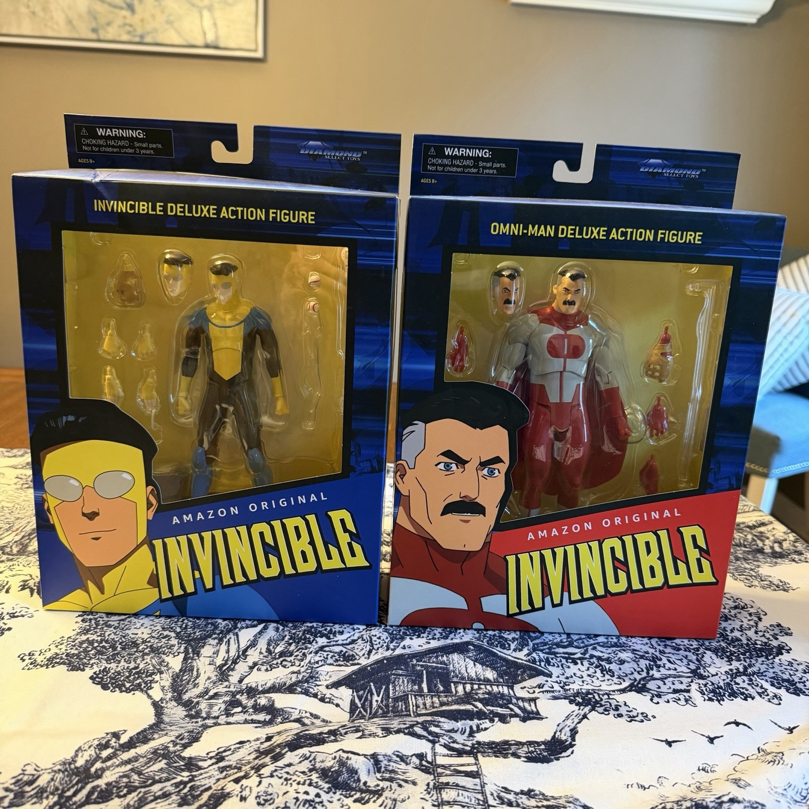 Diamond Select Invincible And Omni Man Action Figures
