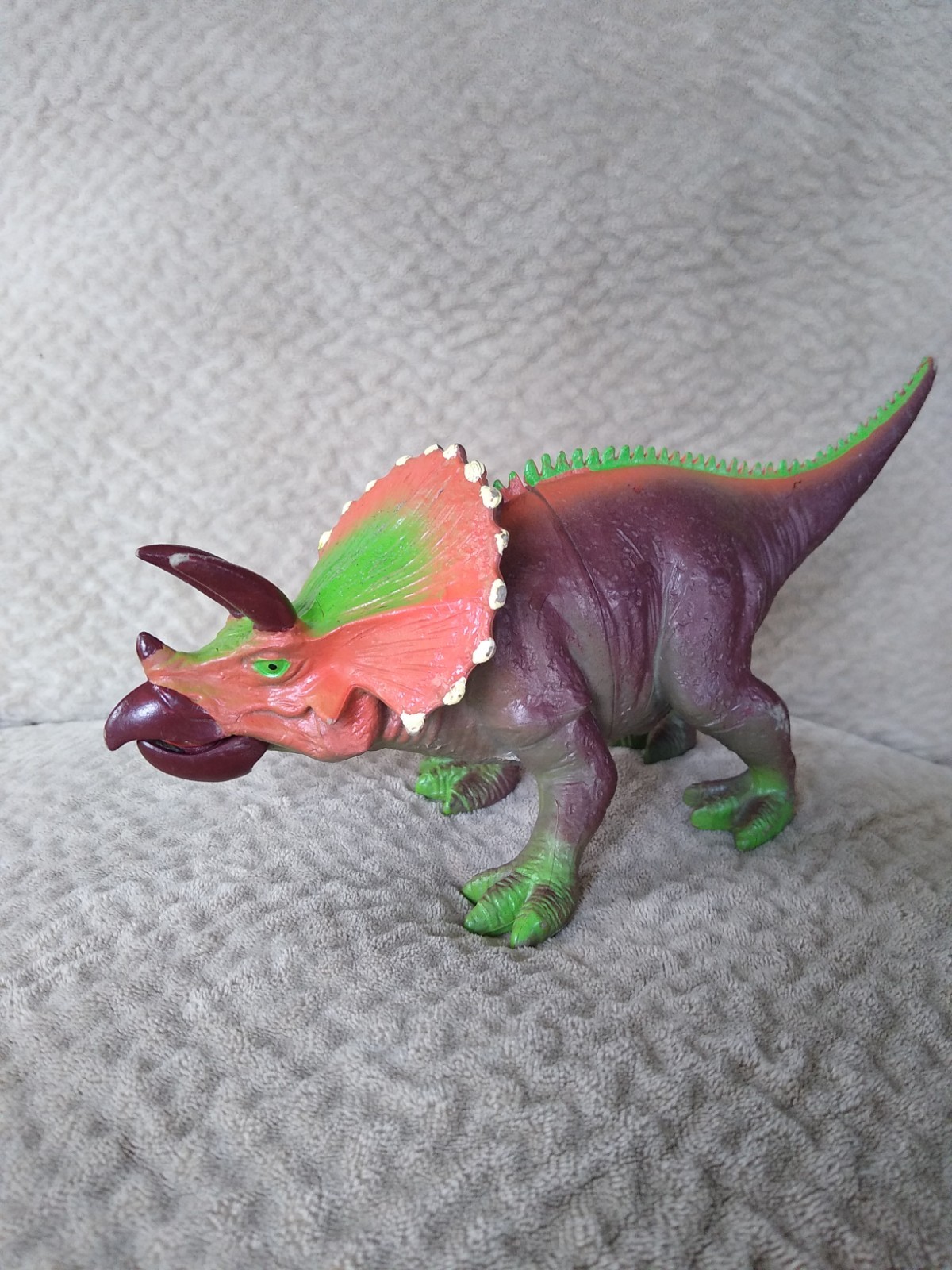 Grin Studios Chomping Giants 9&Prime; Triceratops Dinosaur Action Figure Mouth Opens