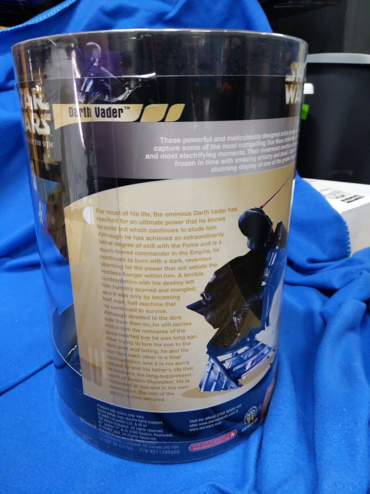 2005 Star Wars Unleashed Darth Vader Best Buy Exclusive Hasbro, cylindrical pack