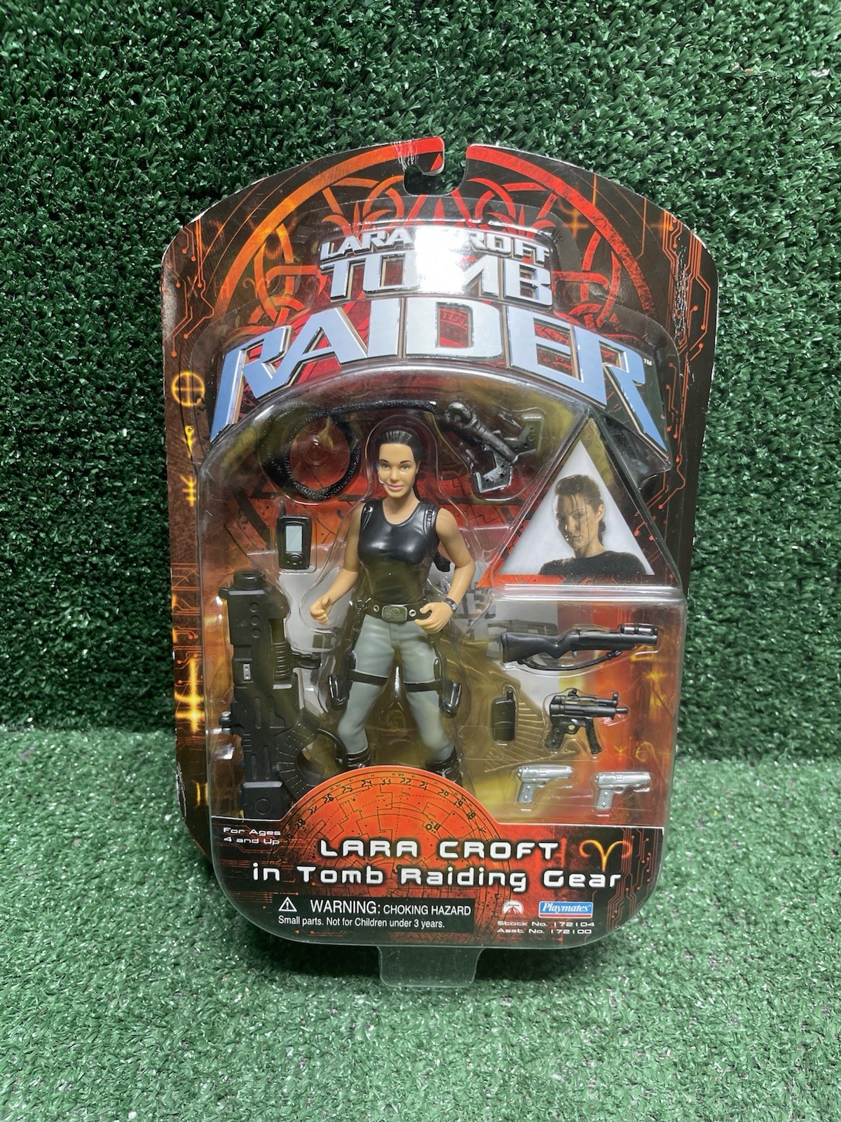 Tomb Raider LARA CROFT IN TOMB RAIDING GEAR Action Figure New Playmates 2001.