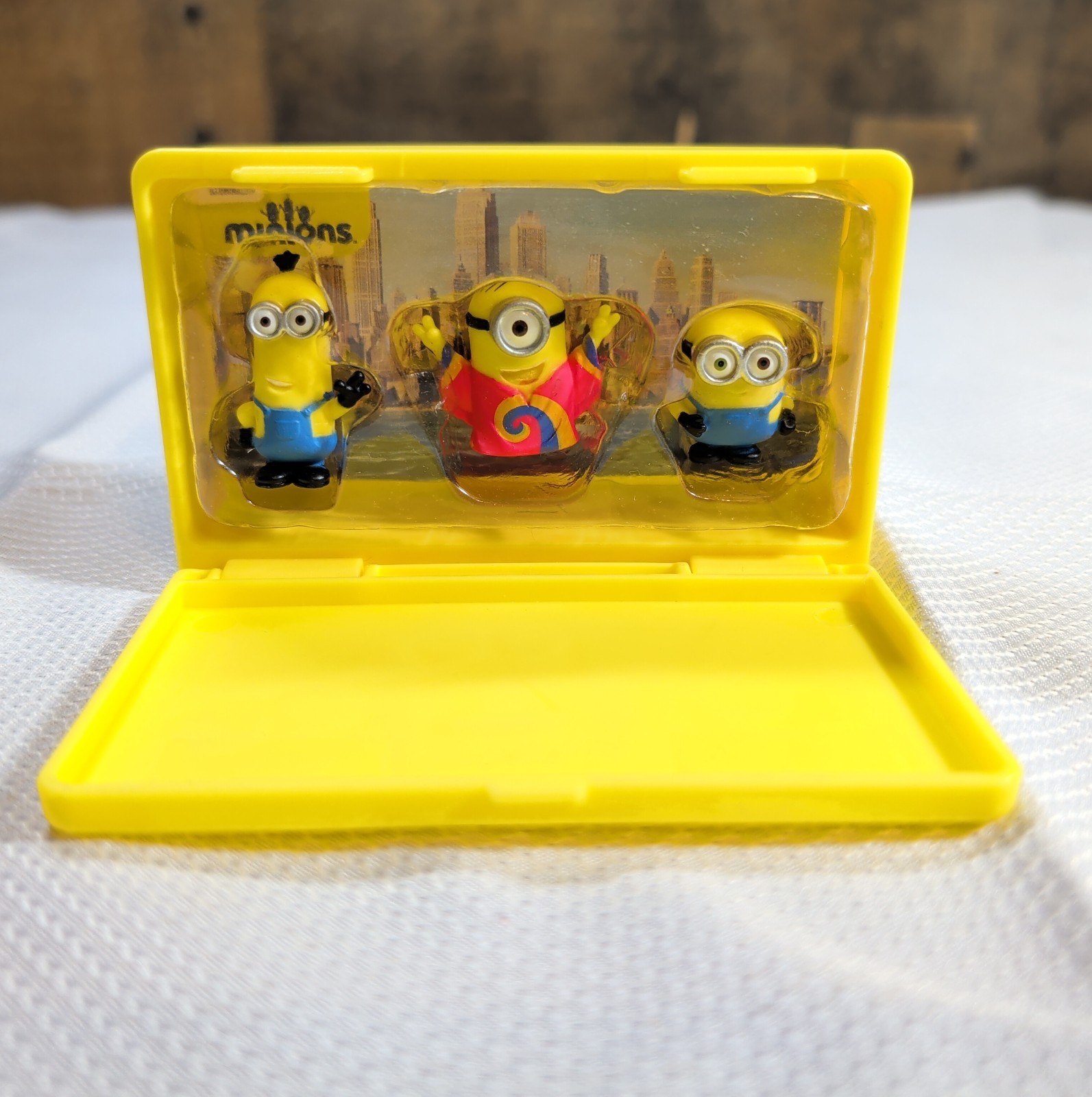 Thinkway Toys Universal Studios 3 Micro NYC Minions In 4&Prime; Yellow Container
