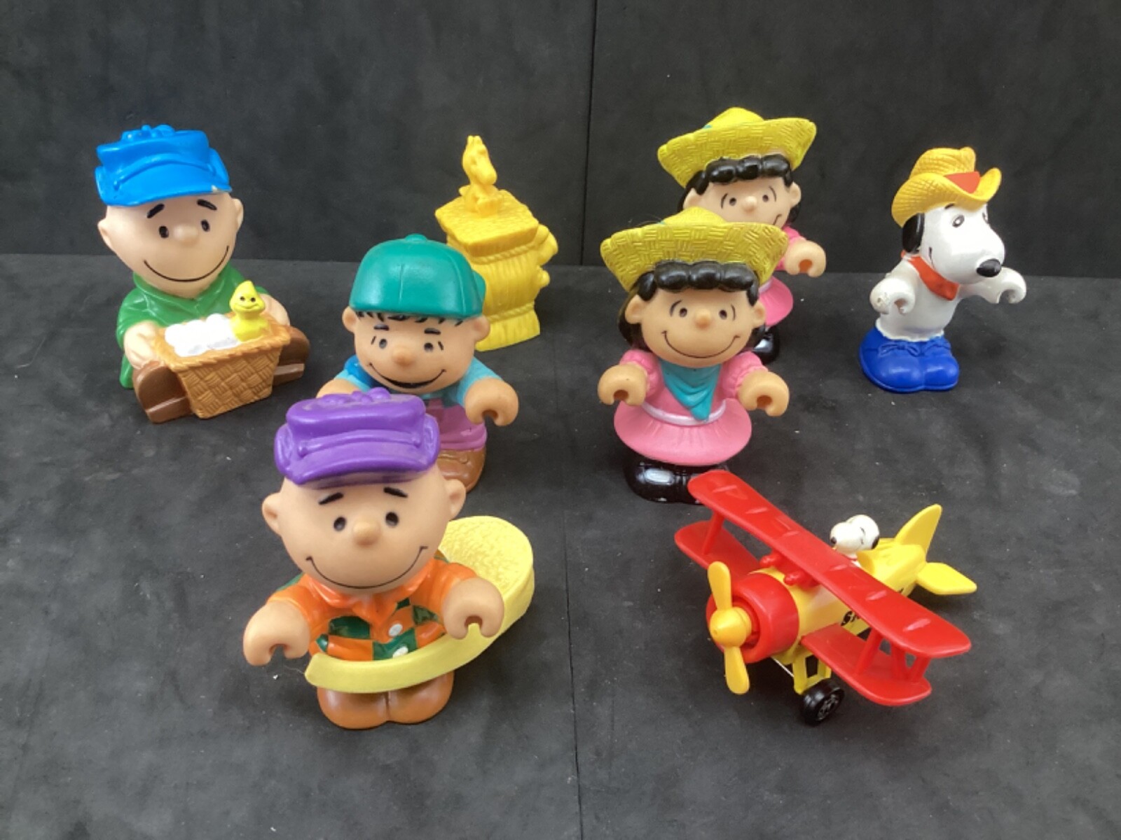 Peanuts Gang Charlie Brown-Lucy- Linus-Snoopy Toys Farm Set Vinyl 1990s Figures