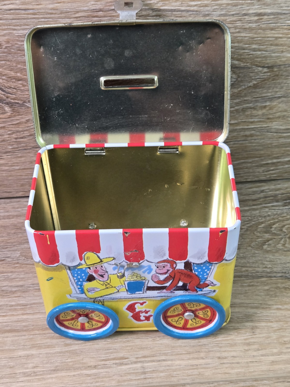 VINTAGE CURIOUS GEORGE ADVENTURES CIRCUS PEANUTS TIN WAGON COIN BANK W/ WHEELS