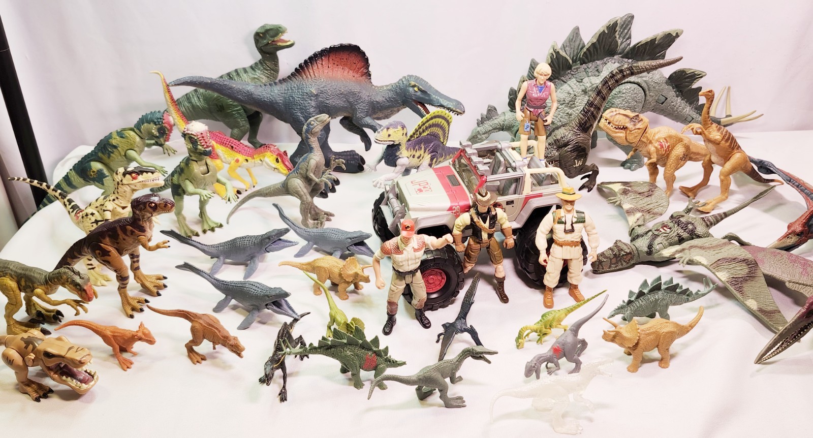Lot Of 39 Jurassic Park World Mixed Dinosaur Figures Battle Jeep Grant Ellie