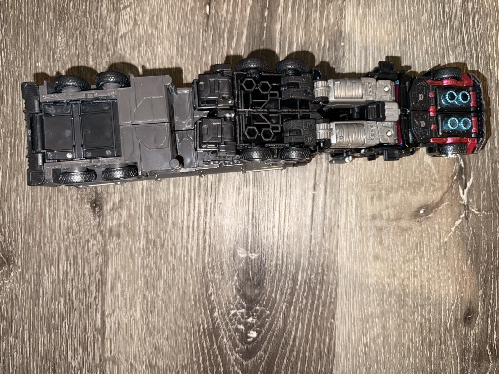 (2022) Hasbro: Transformers Legacy Velocitron Speedia 500 Leader Class Scourge