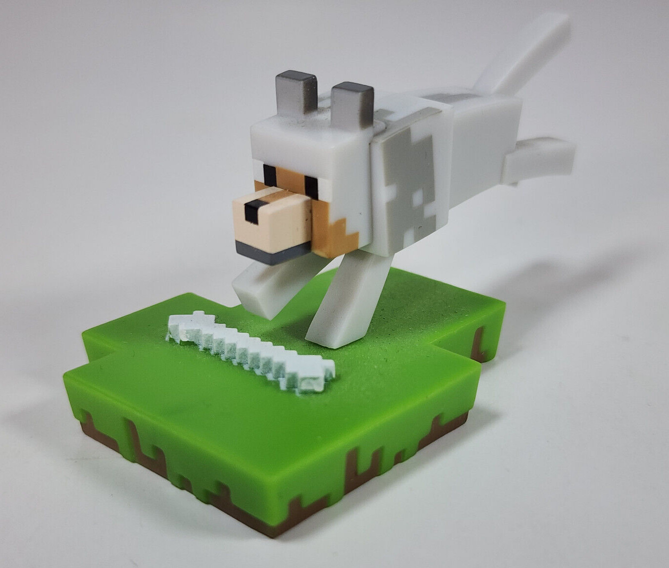 Minecraft Mojang Action Figure 3&Prime; Gray Wolf Dog Running To Bone Jinx