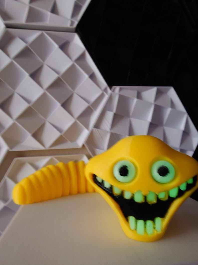 Hungry Worm – glow in the dark