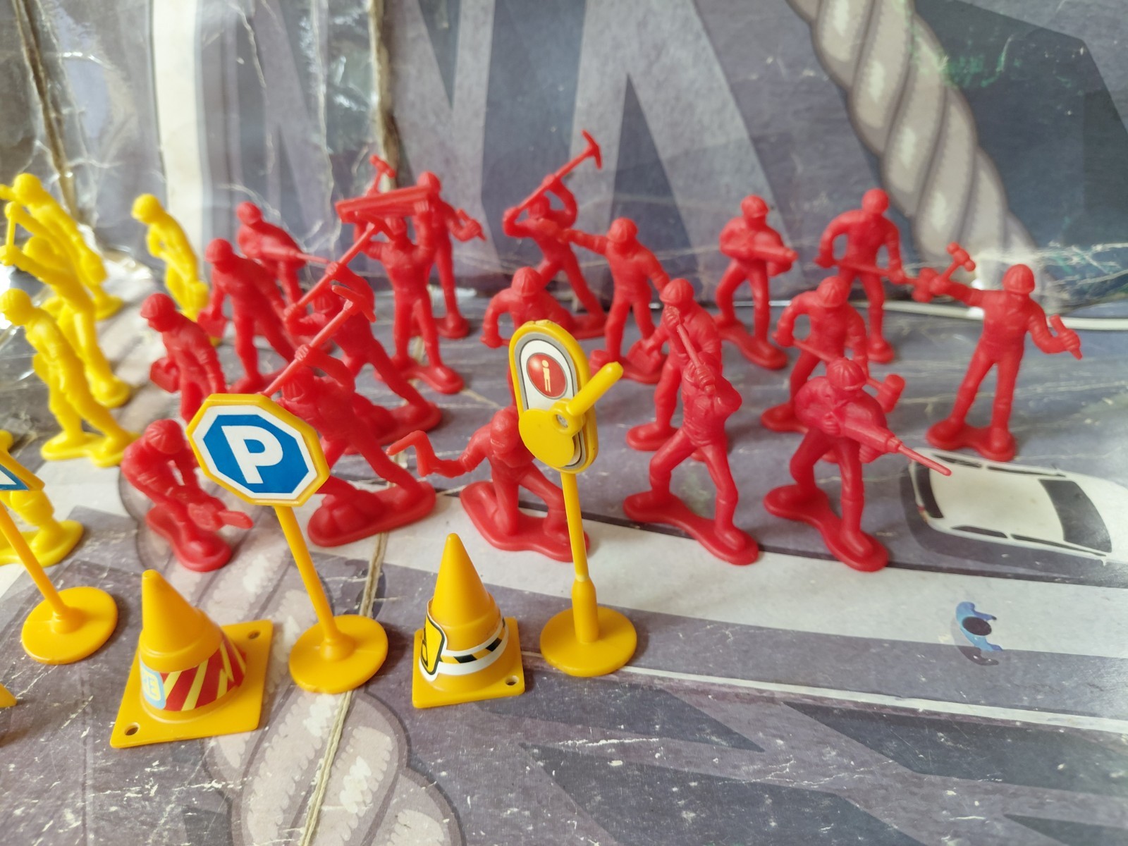plastic construction workers & equipment 1/32 scale lot