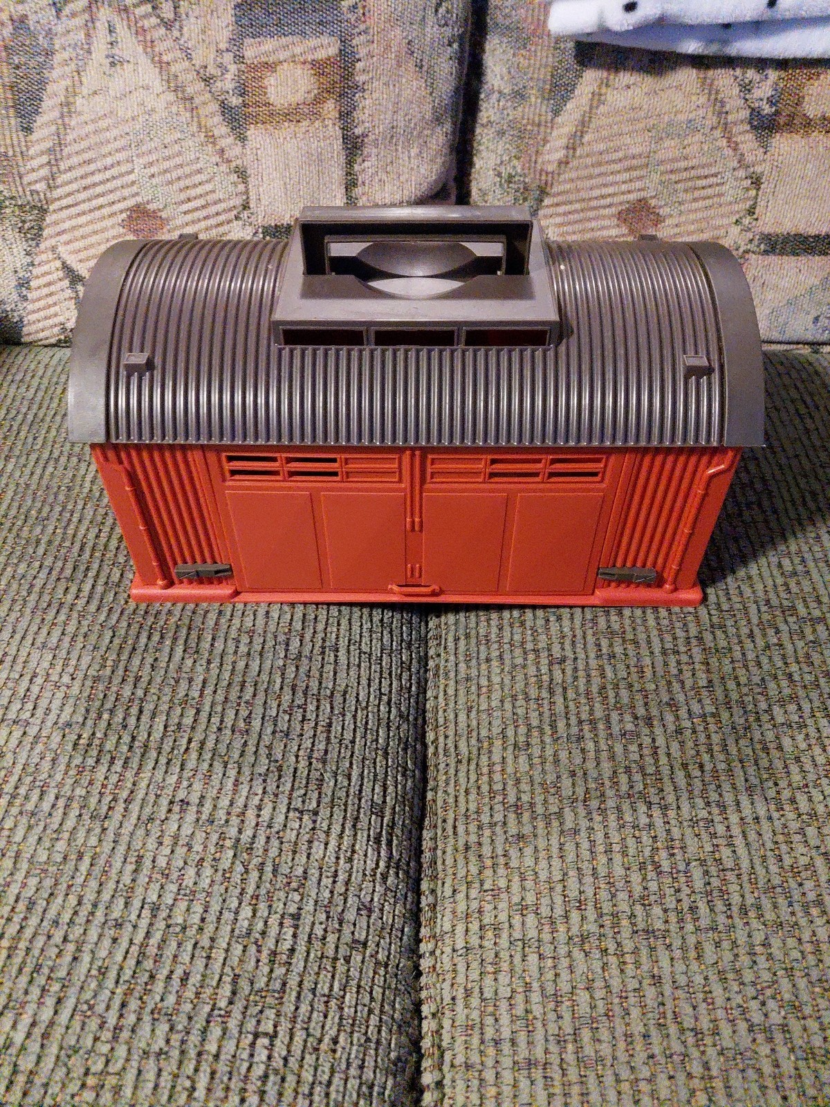 New Ray Modern Armor Barracks – 1:32 scale – Red/Brown plastic Handle