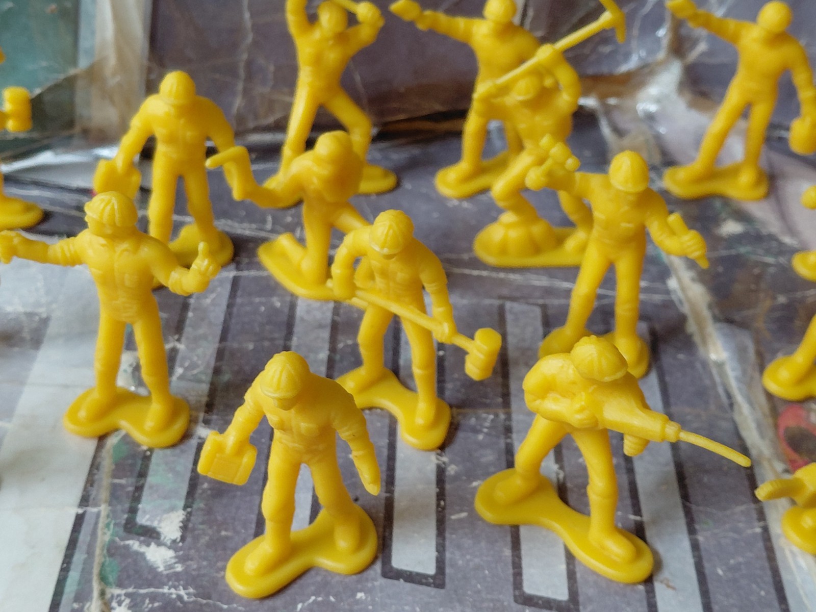plastic construction workers & equipment 1/32 scale lot