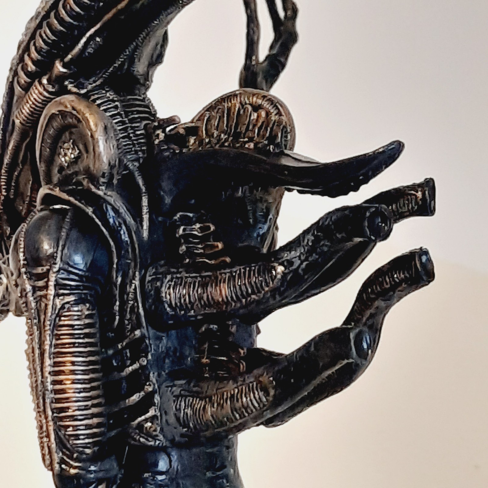 NECA Ultimate Alien Brown Xenomorph Warrior 9&Prime; Action Figure with Pod