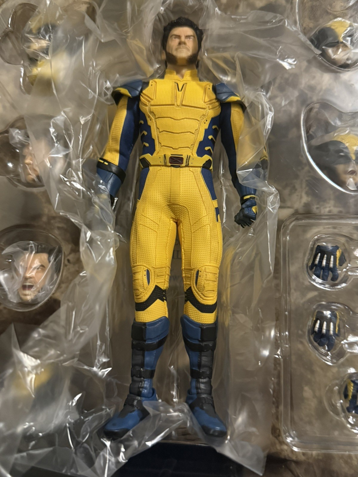 Mezco One:12 Deadpool & Wolverine: Wolverine Deluxe Edition 1/12 Figure