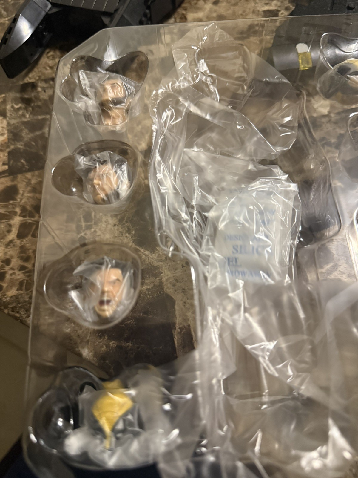 Mezco One:12 Deadpool & Wolverine: Wolverine Deluxe Edition 1/12 Figure