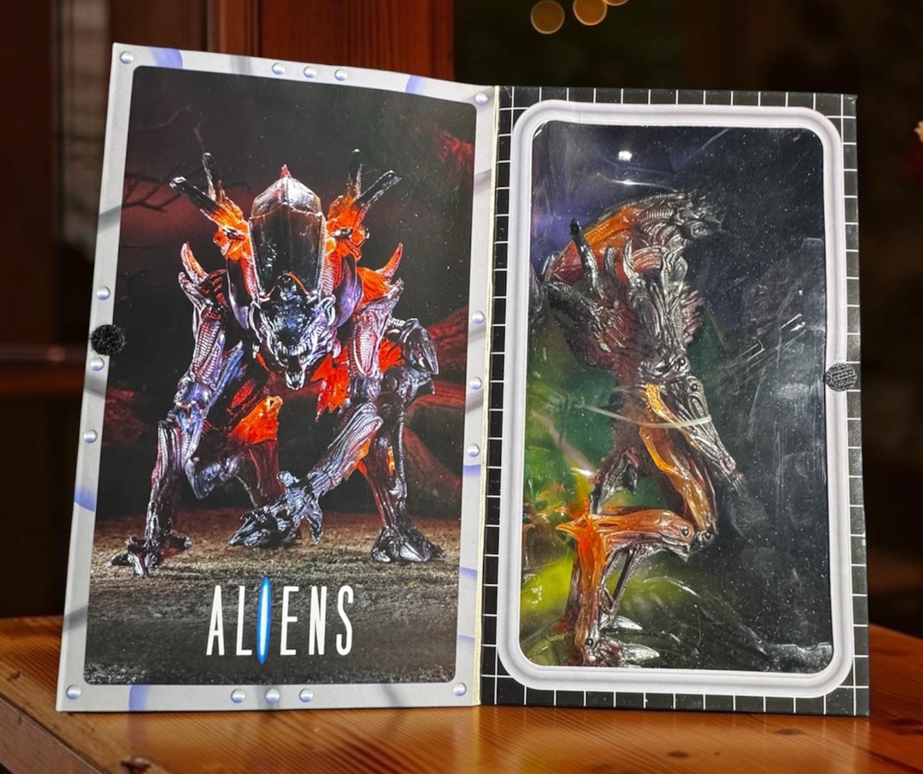 NECA ALIENS ULTIMATE RHINO ALIEN 10&Prime; Figure Kenner Tribute New in Box