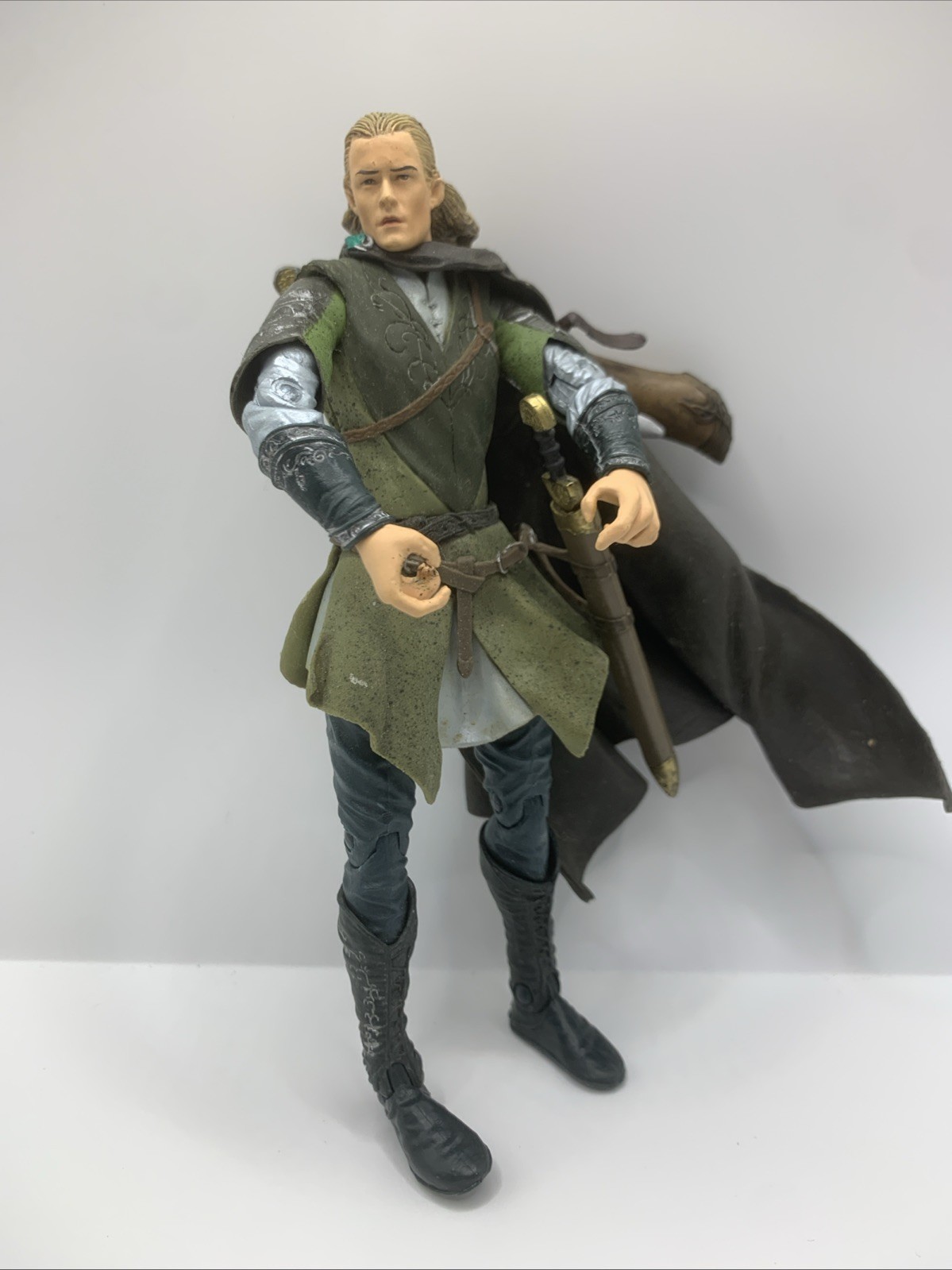 Lord of the Rings Legolas Action Figure in Rohan Armor 6 Cones With Two Swords