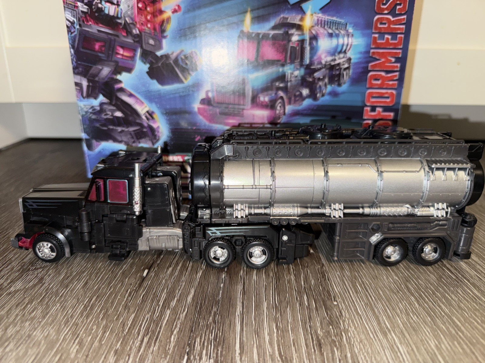 (2022) Hasbro: Transformers Legacy Velocitron Speedia 500 Leader Class Scourge