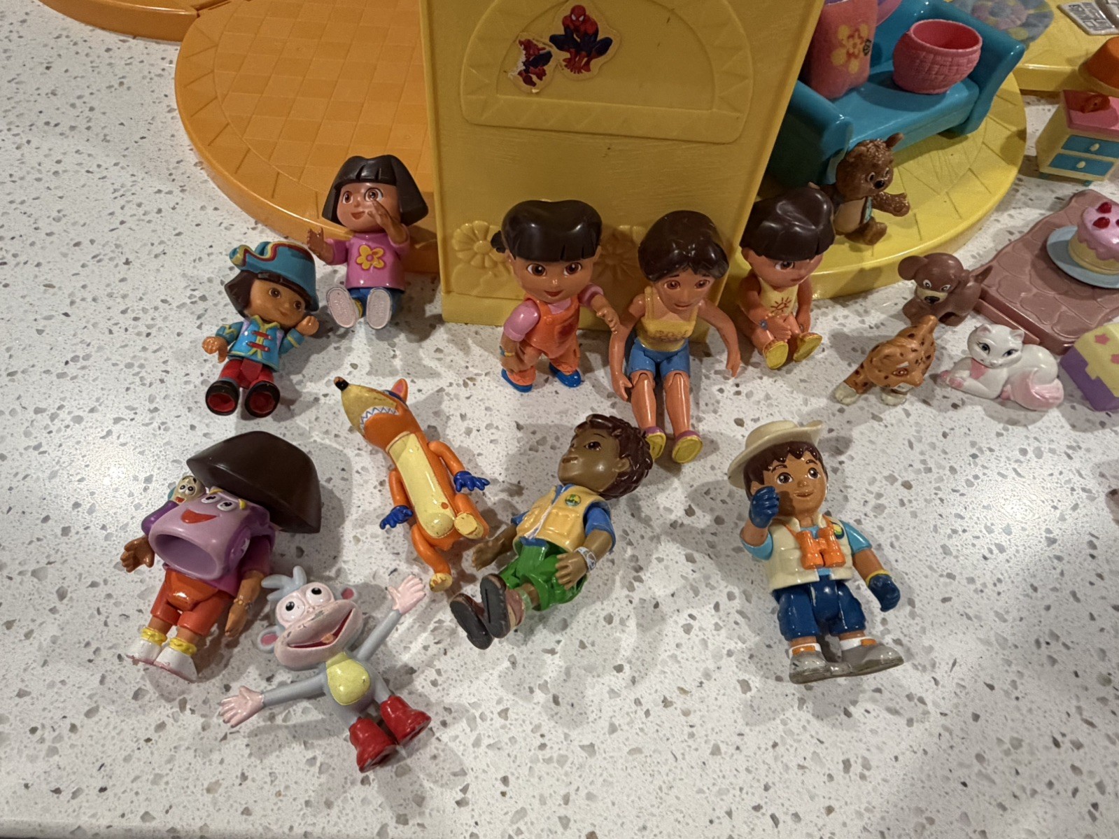 2003 Mattel Dora the explorer talking dollhouse w/ sound tested & figured lot
