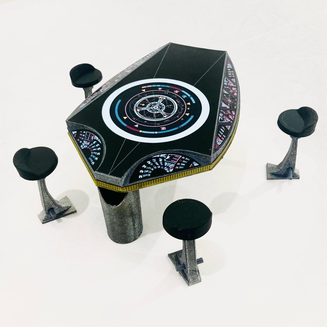 Deep Space Nine OPS-Table & Chairs for 4.5 in Figure Diorama