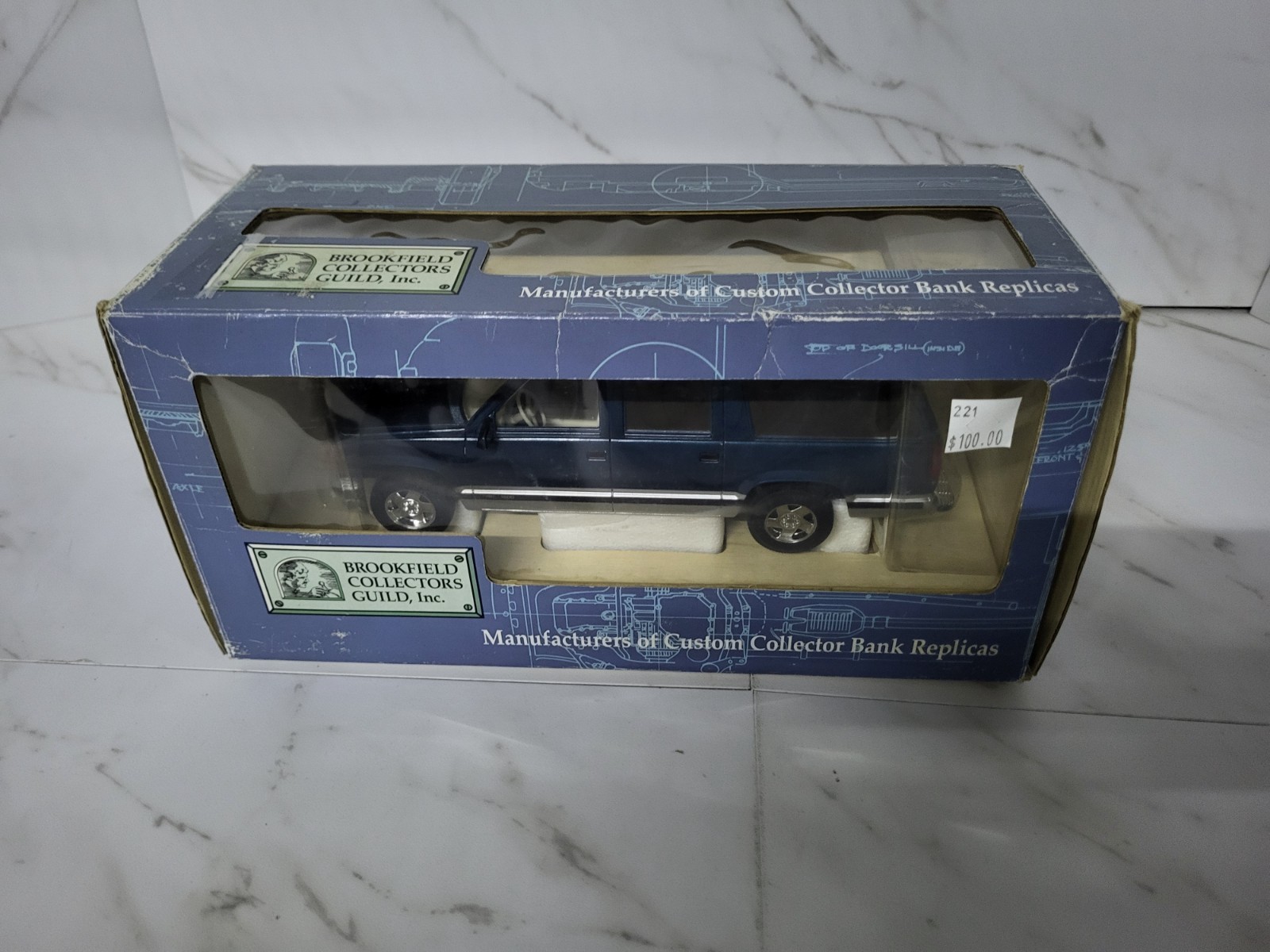 1994 GMC Suburban Bank 1:24 BROOKFIELD COLLECTORS GUILD Die Cast MIB Blue Silver